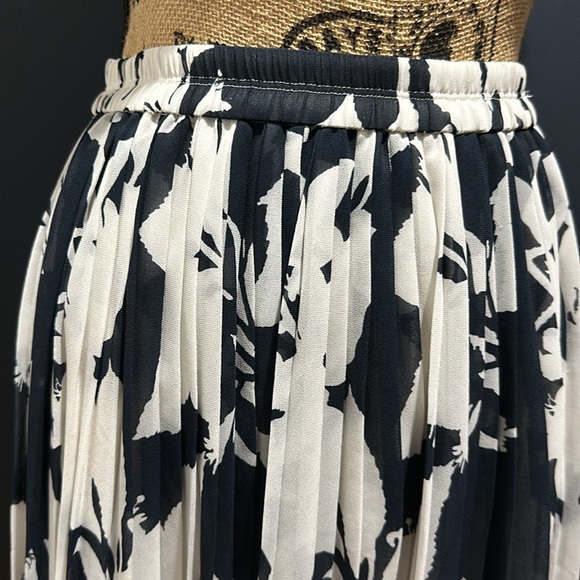 Club Monaco size 0 elastic waisted Navy and white pleated skirt - Picture 2 of 7